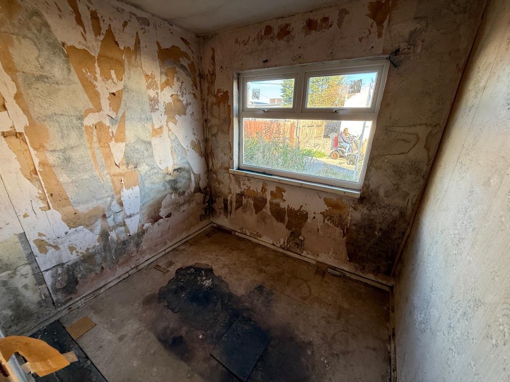 Lot: 97 - VACANT DETACHED CHALET FOR IMPROVEMENT - Bedroom with window to the front